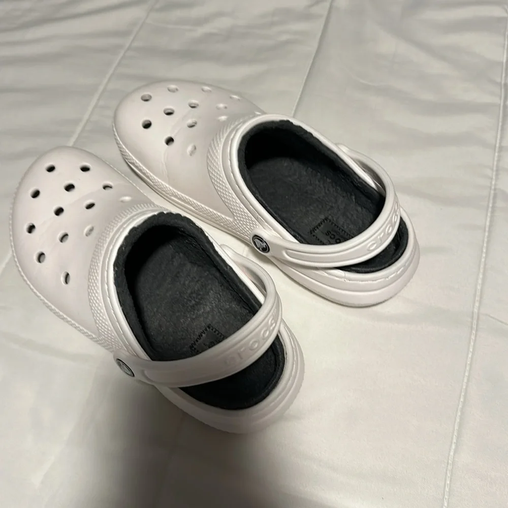 Fleece lined crocs size 7W/5M - Picture 5 of 6